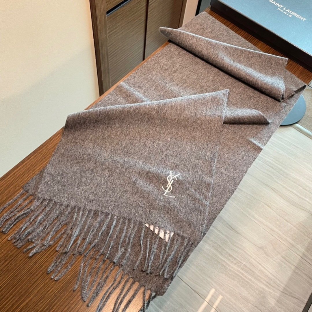 YSL（圣罗兰）100%羊绒版手感好到爆 难得一见的温柔配色，低调又不失优雅❗️】重点推荐高级舒适时髦气