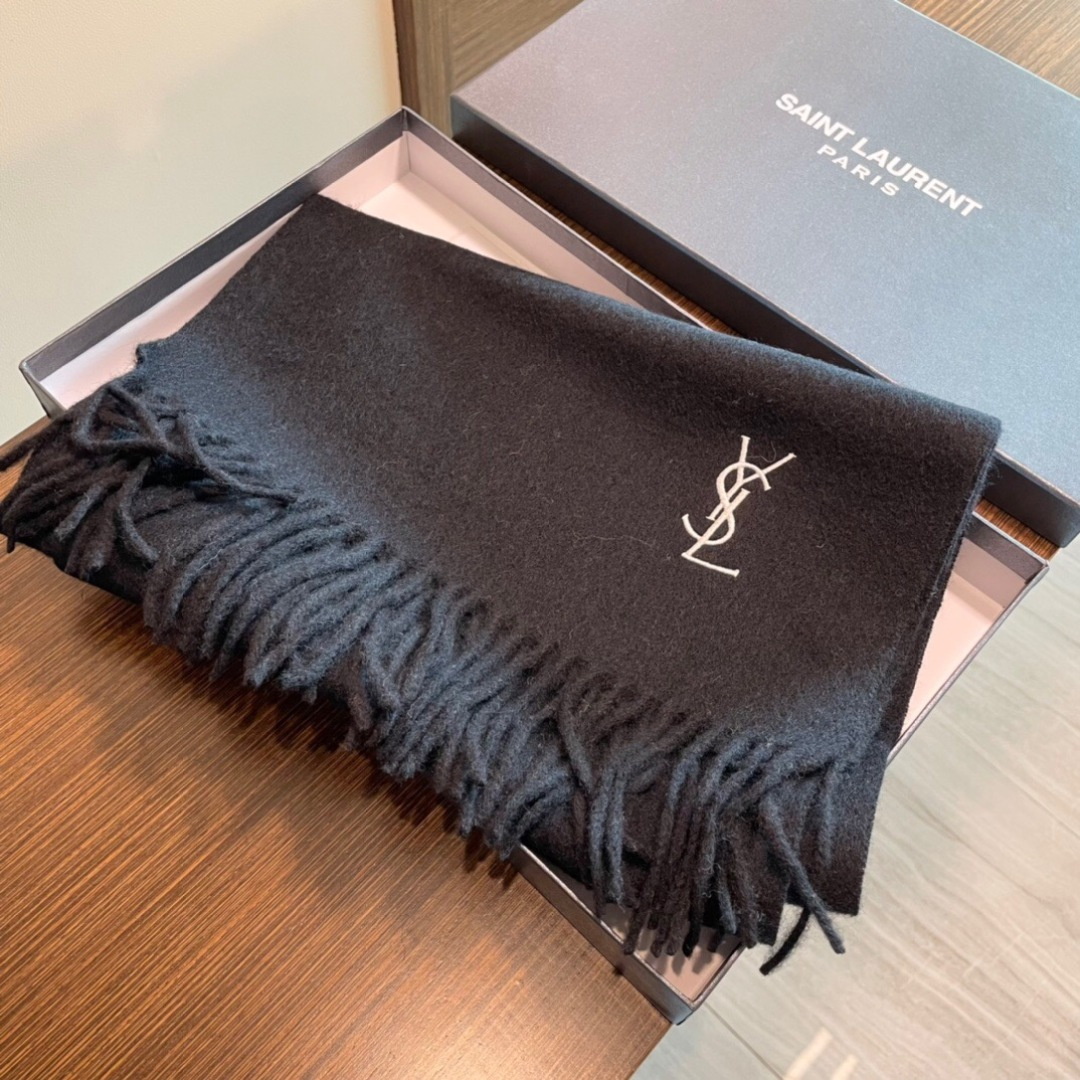 YSL（圣罗兰）100%羊绒版手感好到爆 难得一见的温柔配色，低调又不失优雅❗️】重点推荐高级舒适时髦气