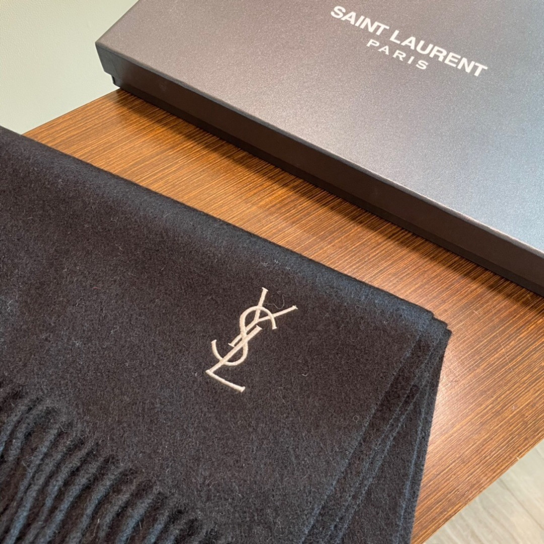 YSL（圣罗兰）100%羊绒版手感好到爆 难得一见的温柔配色，低调又不失优雅❗️】重点推荐高级舒适时髦气