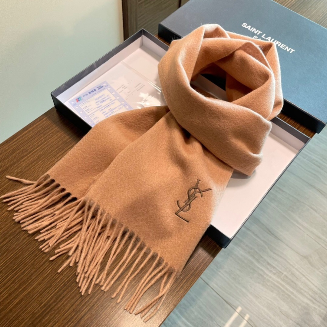 YSL（圣罗兰）100%羊绒版手感好到爆 难得一见的温柔配色，低调又不失优雅❗️】重点推荐高级舒适时髦气