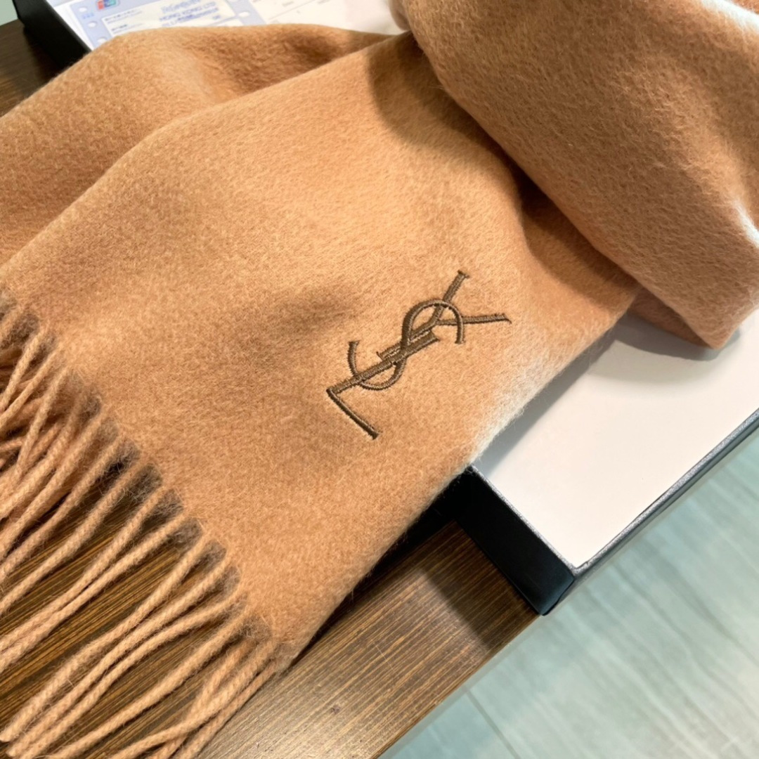 YSL（圣罗兰）100%羊绒版手感好到爆 难得一见的温柔配色，低调又不失优雅❗️】重点推荐高级舒适时髦气