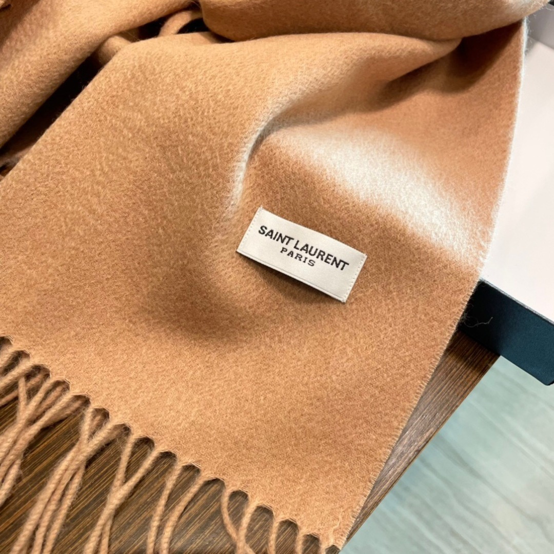 YSL（圣罗兰）100%羊绒版手感好到爆 难得一见的温柔配色，低调又不失优雅❗️】重点推荐高级舒适时髦气