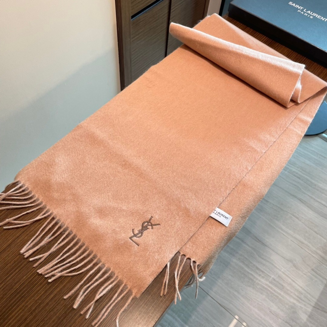 YSL（圣罗兰）100%羊绒版手感好到爆 难得一见的温柔配色，低调又不失优雅❗️】重点推荐高级舒适时髦气