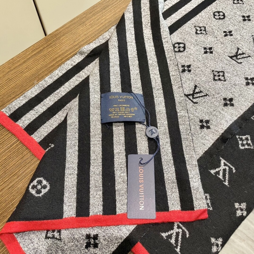 怒推走量新款🎊重磅推荐🎊LV官网最新款💥 针织羊绒材质🔥非常保暖👑 柔软亲肤，不扎脖😍经典素色围巾设计😘