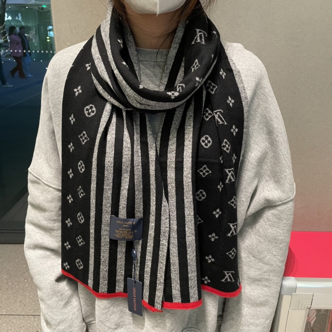 怒推走量新款🎊重磅推荐🎊LV官网最新款💥 针织羊绒材质🔥非常保暖👑 柔软亲肤，不扎脖😍经典素色围巾设计😘
