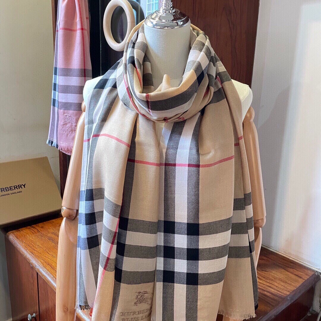 巴宝莉Burberry 经典专柜款、专柜同步 羊绒格子方巾现货秒发 衣柜必备经典款VIP推荐！！！早秋经
