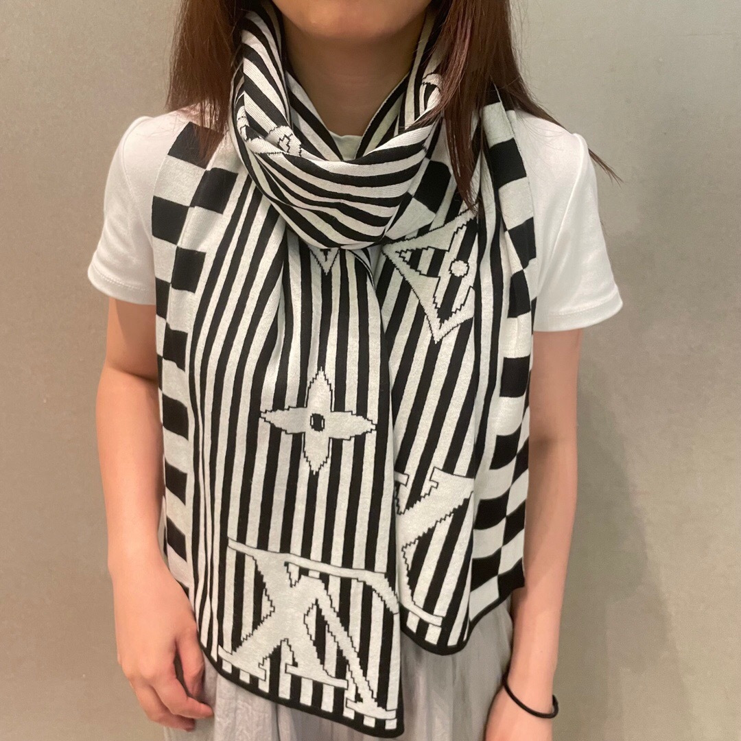 NO:554207,LV [Men's and women's scarves] praise and keep for yourself, a rare high-end product!  Family benefits!  A very genuine scarf ~ I love the fabric, very soft, delicate and comfortable, simple and elegant, super good-looking color matching, any boy will like this style, the small logo is very exquisite embellishment, texture is unobtrusive ~ The large goods have been shipped and shipped a few months ago ~ The last order is left for everyone ~ Classic men's 30cm wide cashmere scarf!  Unisex style, size 30*180, suitable for formal wear or casual wear. It can be folded in half or hung in a circle. It is stylish for a gentleman and has a warm demeanor!  high version scarf,high version scarf,louis vuitton19860909LV【男女围巾】怒赞自留,难得的高端货！家属福利！非常正的围巾~面料大爱,非常柔软细腻舒服,大气简约,超级好看的男神配色,任何男生都会喜欢的款吧,小小Logo非常精致的点缀,有质感不张扬~大货几个月前已装船发走~尾单余一丢丢福利大家~经典男士的30cm宽羊绒围巾！男女通用款式,规格30*180,搭配正装或者搭配休闲装都很合适~对折挂围或者绕圈围都完全可以,绅士有型~有温度的风度！高版本围巾,高版本围巾,louis vuitton,scarf