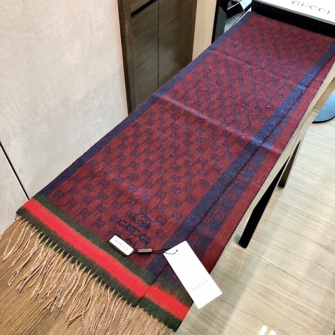 Gucci非常正的围巾~面料大爱，软糯手感，非常柔软细腻舒服‼️经典招牌GG字母元素❤️大气简约，超级好