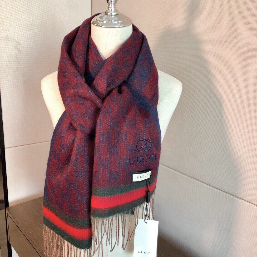 Gucci非常正的围巾~面料大爱，软糯手感，非常柔软细腻舒服‼️经典招牌GG字母元素❤️大气简约，超级好