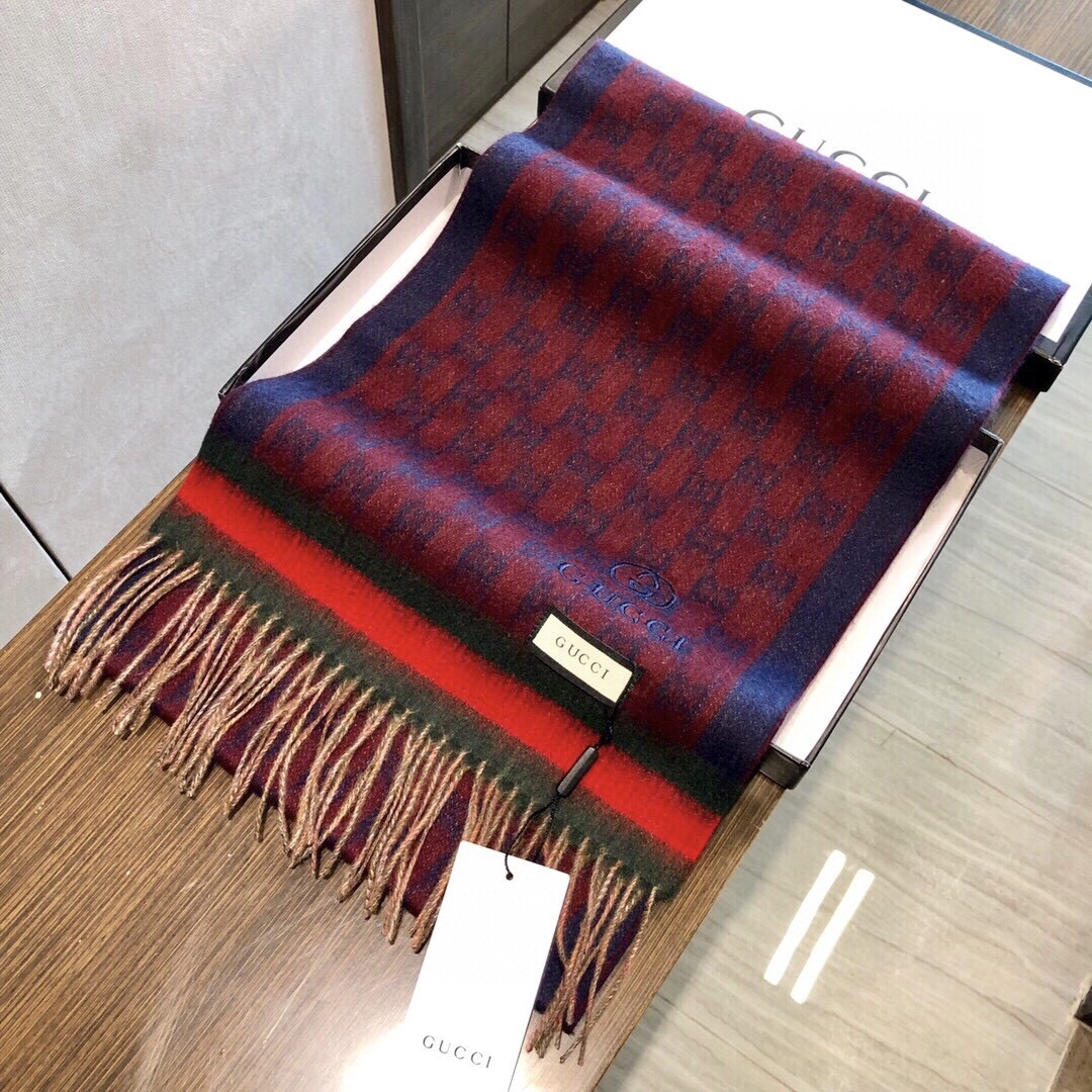 Gucci非常正的围巾~面料大爱，软糯手感，非常柔软细腻舒服‼️经典招牌GG字母元素❤️大气简约，超级好