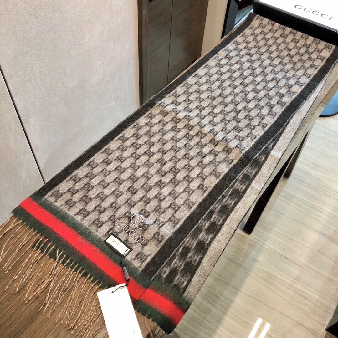 Gucci非常正的围巾~面料大爱，软糯手感，非常柔软细腻舒服‼️经典招牌GG字母元素❤️大气简约，超级好