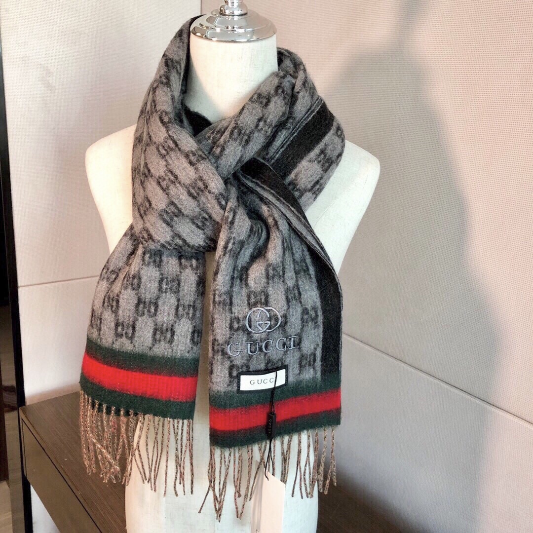 Gucci非常正的围巾~面料大爱，软糯手感，非常柔软细腻舒服‼️经典招牌GG字母元素❤️大气简约，超级好