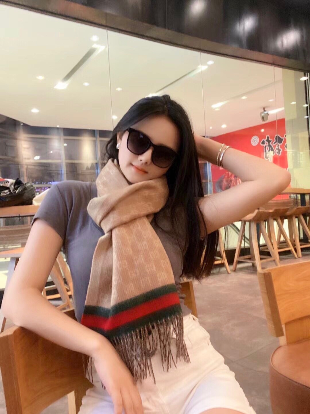 NO:554210,Gucci is a very authentic scarf ~ I love the fabric, it has a soft and waxy feel, it is very soft, delicate and comfortable. The classic signature GG letter element is simple and elegant. It has a super good-looking color scheme that any boy will like. The small logo is very delicate and textured.  Unobtrusive unisex style, size 33*180cm, 2 colors, suitable for formal wear or casual wear. It can be folded in half and hung or wrapped in a circle. It is stylish for gentlemen. It has warm demeanor. High version scarf, high version scarf, gucci19860909Gucci非常正的围巾~面料大爱,软糯手感,非常柔软细腻舒服经典招牌GG字母元素大气简约,超级好看的男神配色,任何男生都会喜欢的款吧,小小Logo非常精致的点缀,有质感不张扬男女通用款式,规格33*180cm2个颜色,搭配正装或者搭配休闲装都很合适~对折挂围或者绕圈围都完全可以,绅士有型~有温度的风度高版本围巾,高版本围巾,gucci,scarf