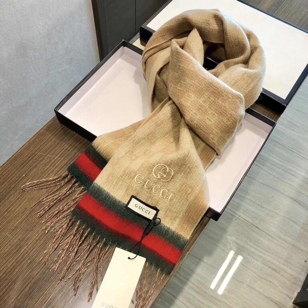 Gucci非常正的围巾~面料大爱，软糯手感，非常柔软细腻舒服‼️经典招牌GG字母元素❤️大气简约，超级好