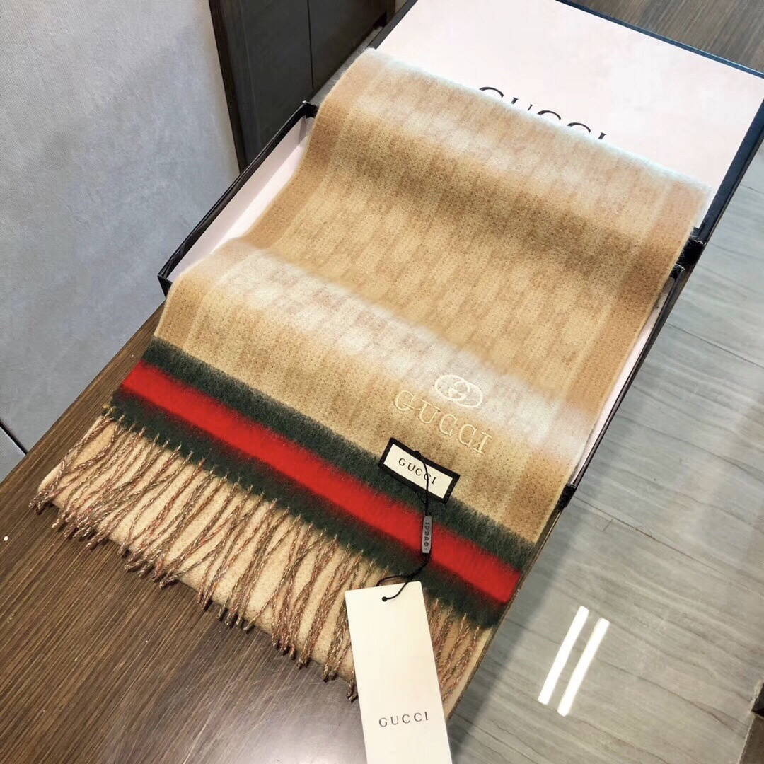 Gucci非常正的围巾~面料大爱，软糯手感，非常柔软细腻舒服‼️经典招牌GG字母元素❤️大气简约，超级好
