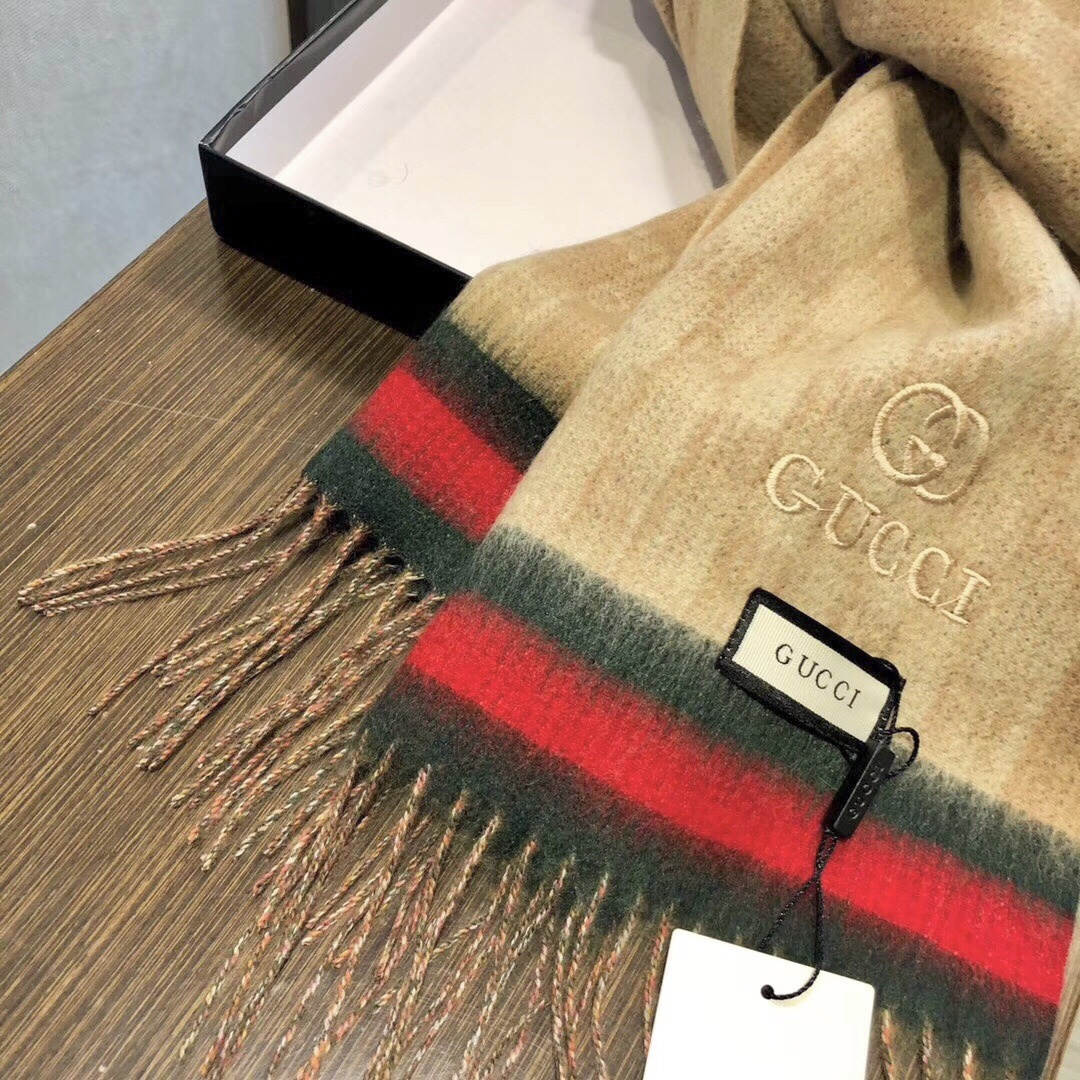 Gucci非常正的围巾~面料大爱，软糯手感，非常柔软细腻舒服‼️经典招牌GG字母元素❤️大气简约，超级好