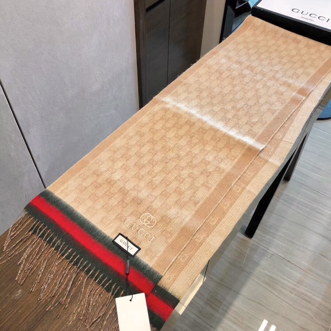 Gucci非常正的围巾~面料大爱，软糯手感，非常柔软细腻舒服‼️经典招牌GG字母元素❤️大气简约，超级好