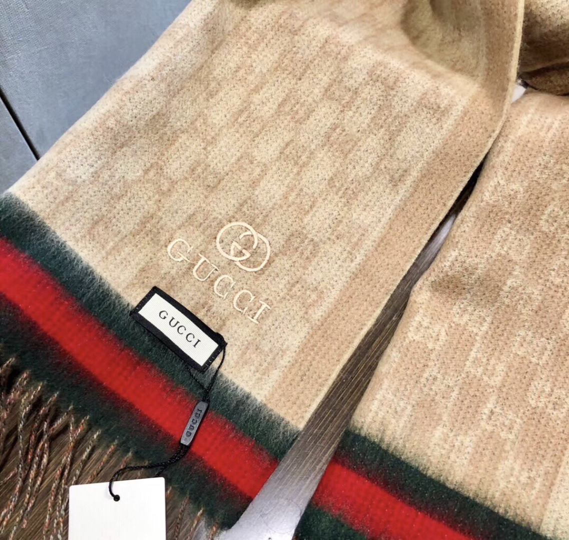 Gucci非常正的围巾~面料大爱，软糯手感，非常柔软细腻舒服‼️经典招牌GG字母元素❤️大气简约，超级好
