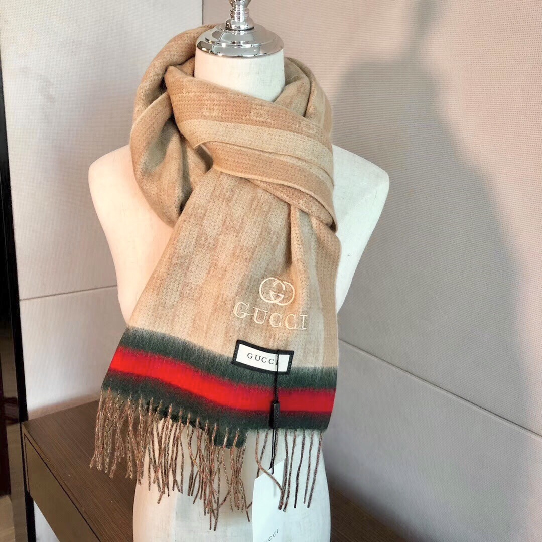 Gucci非常正的围巾~面料大爱，软糯手感，非常柔软细腻舒服‼️经典招牌GG字母元素❤️大气简约，超级好