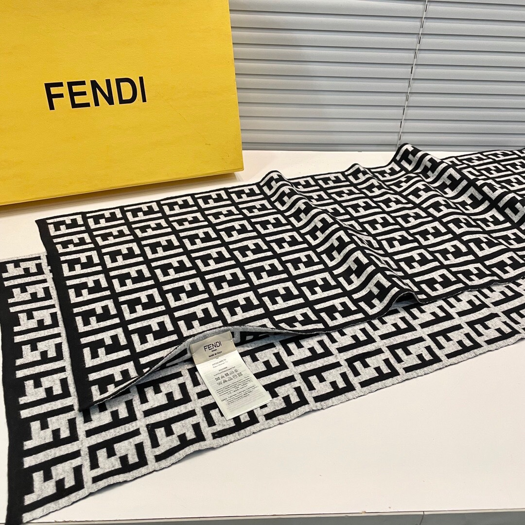 经典FF字母元素围巾，专柜也是刚上架的好玩意儿‼今年的芬迪也是起飞的架势，火的不要不要的，这款真真儿的正