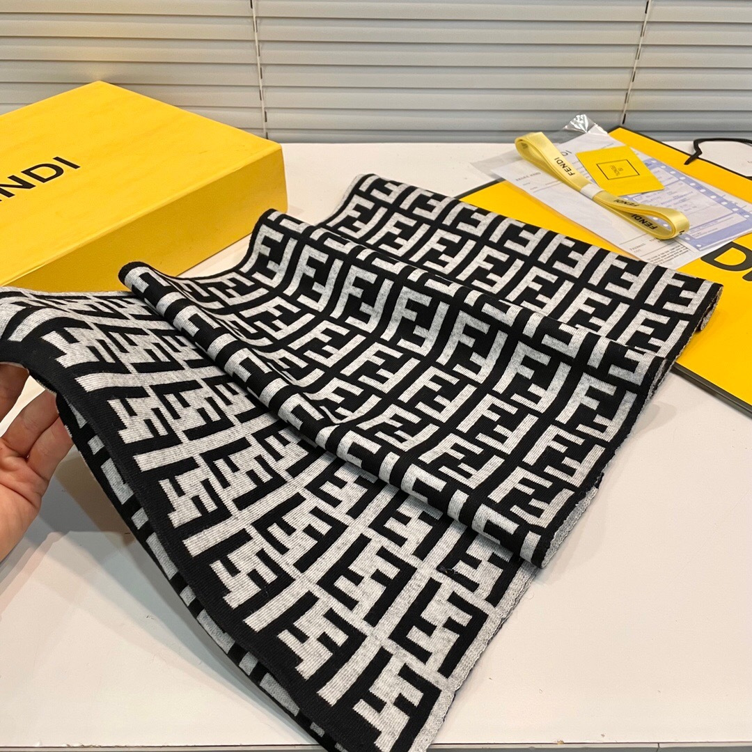 经典FF字母元素围巾，专柜也是刚上架的好玩意儿‼今年的芬迪也是起飞的架势，火的不要不要的，这款真真儿的正