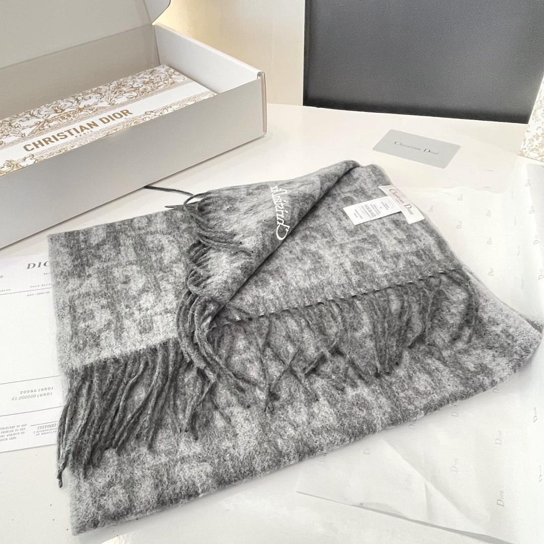 迪奥（Dior）明星同款dd围巾。经典款永远不会过时，而且超百搭。超级好看！！果断自留！精致散须 率真不