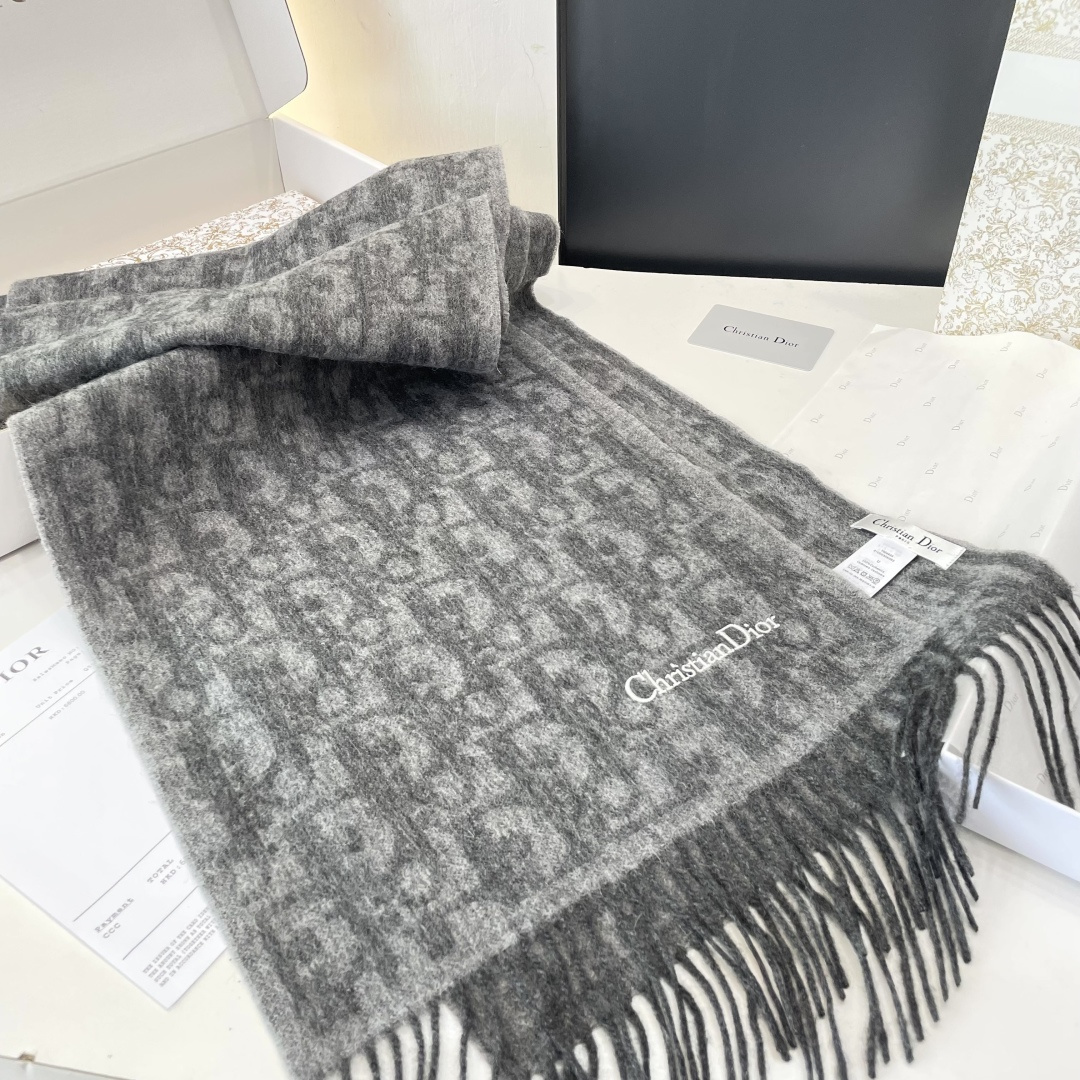 迪奥（Dior）明星同款dd围巾。经典款永远不会过时，而且超百搭。超级好看！！果断自留！精致散须 率真不