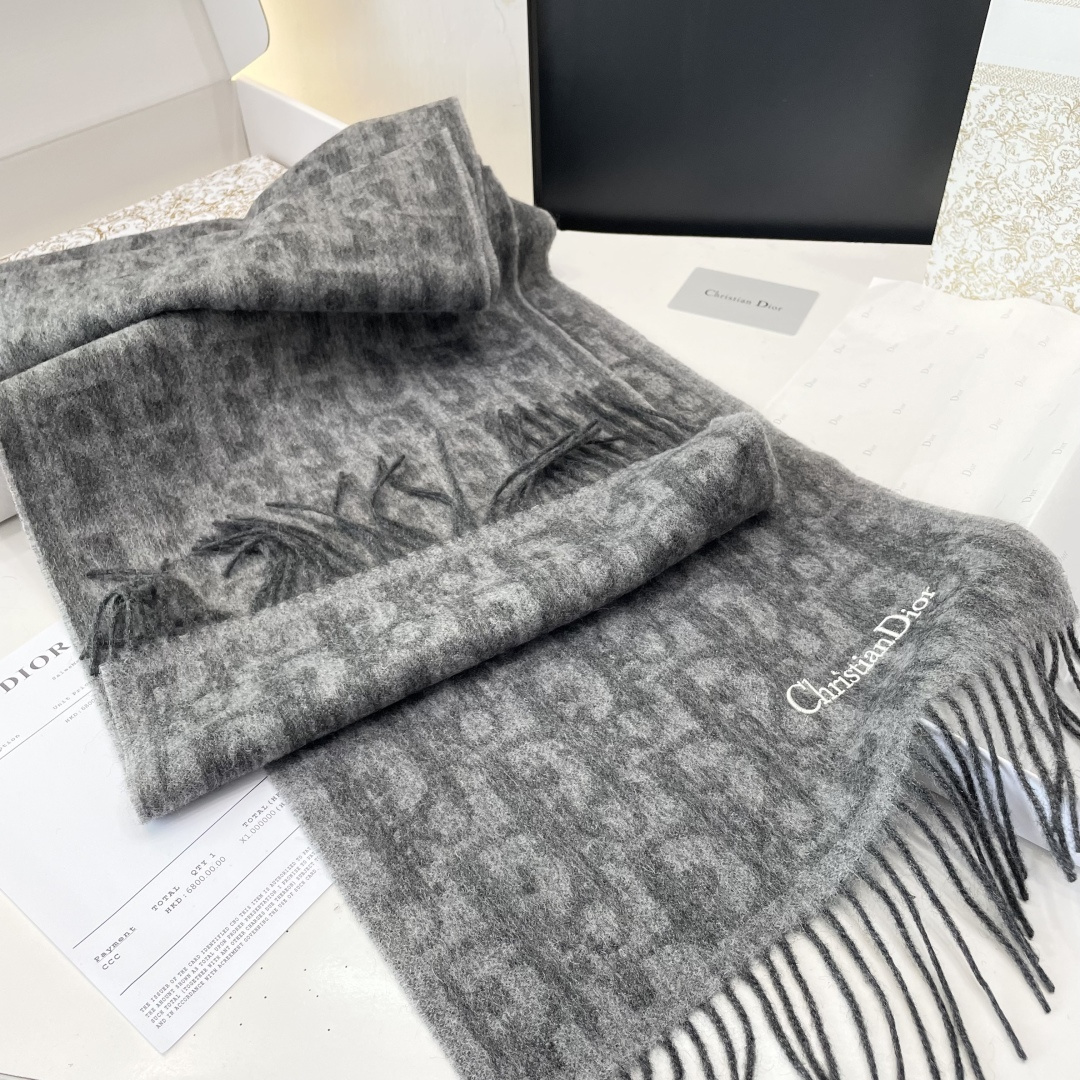 迪奥（Dior）明星同款dd围巾。经典款永远不会过时，而且超百搭。超级好看！！果断自留！精致散须 率真不