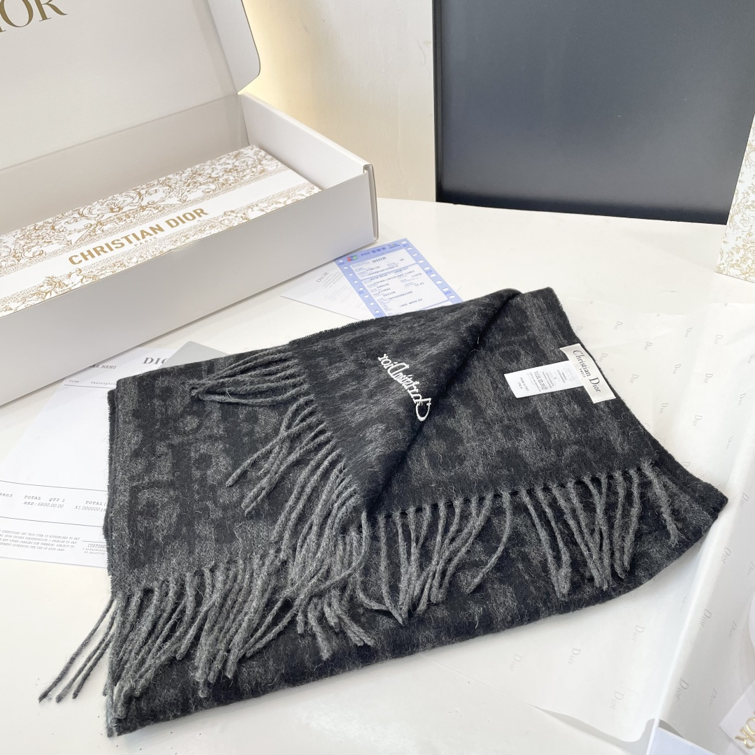 迪奥（Dior）明星同款dd围巾。经典款永远不会过时，而且超百搭。超级好看！！果断自留！精致散须 率真不