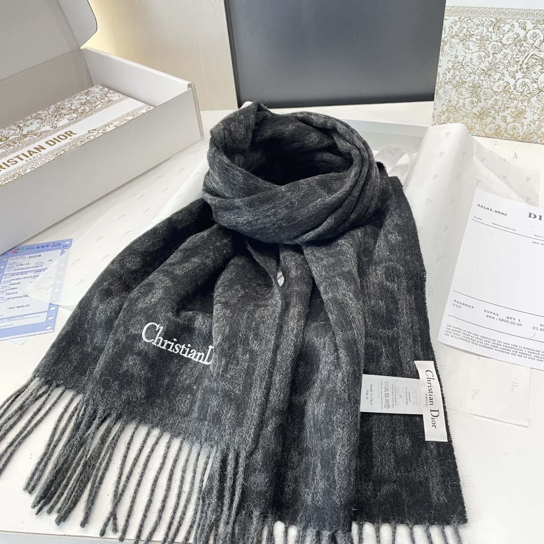 迪奥（Dior）明星同款dd围巾。经典款永远不会过时，而且超百搭。超级好看！！果断自留！精致散须 率真不