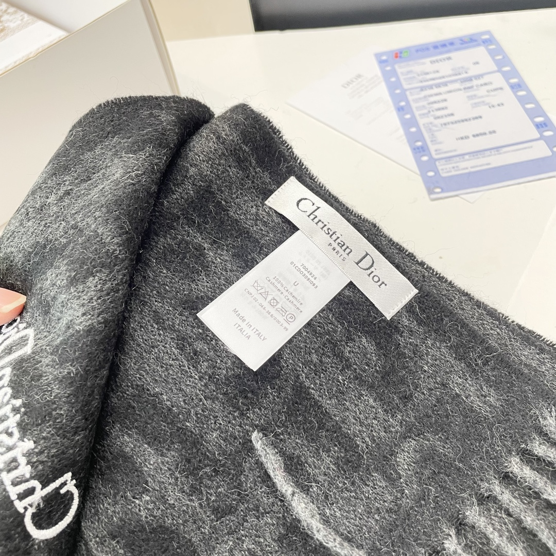 迪奥（Dior）明星同款dd围巾。经典款永远不会过时，而且超百搭。超级好看！！果断自留！精致散须 率真不