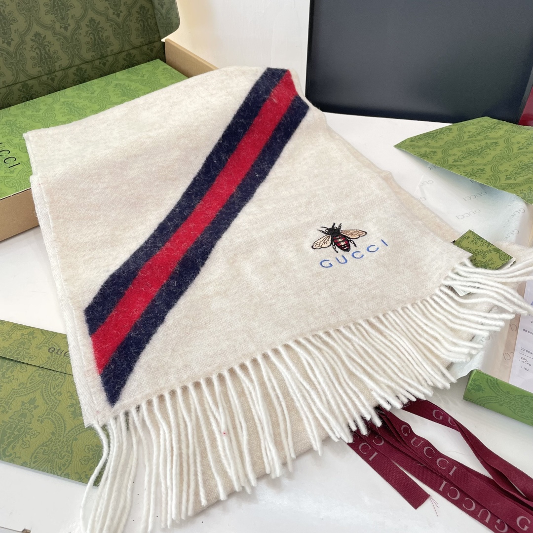 viP推荐👍Gucci专柜最新款‼️🔥爆款哦 😘💍实物真心美 🎀条纹小蜜蜂🐝💓💃🏻无论设计都是非常到位☀