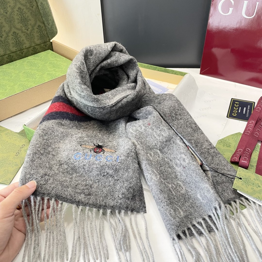 viP推荐👍Gucci专柜最新款‼️🔥爆款哦 😘💍实物真心美 🎀条纹小蜜蜂🐝💓💃🏻无论设计都是非常到位☀