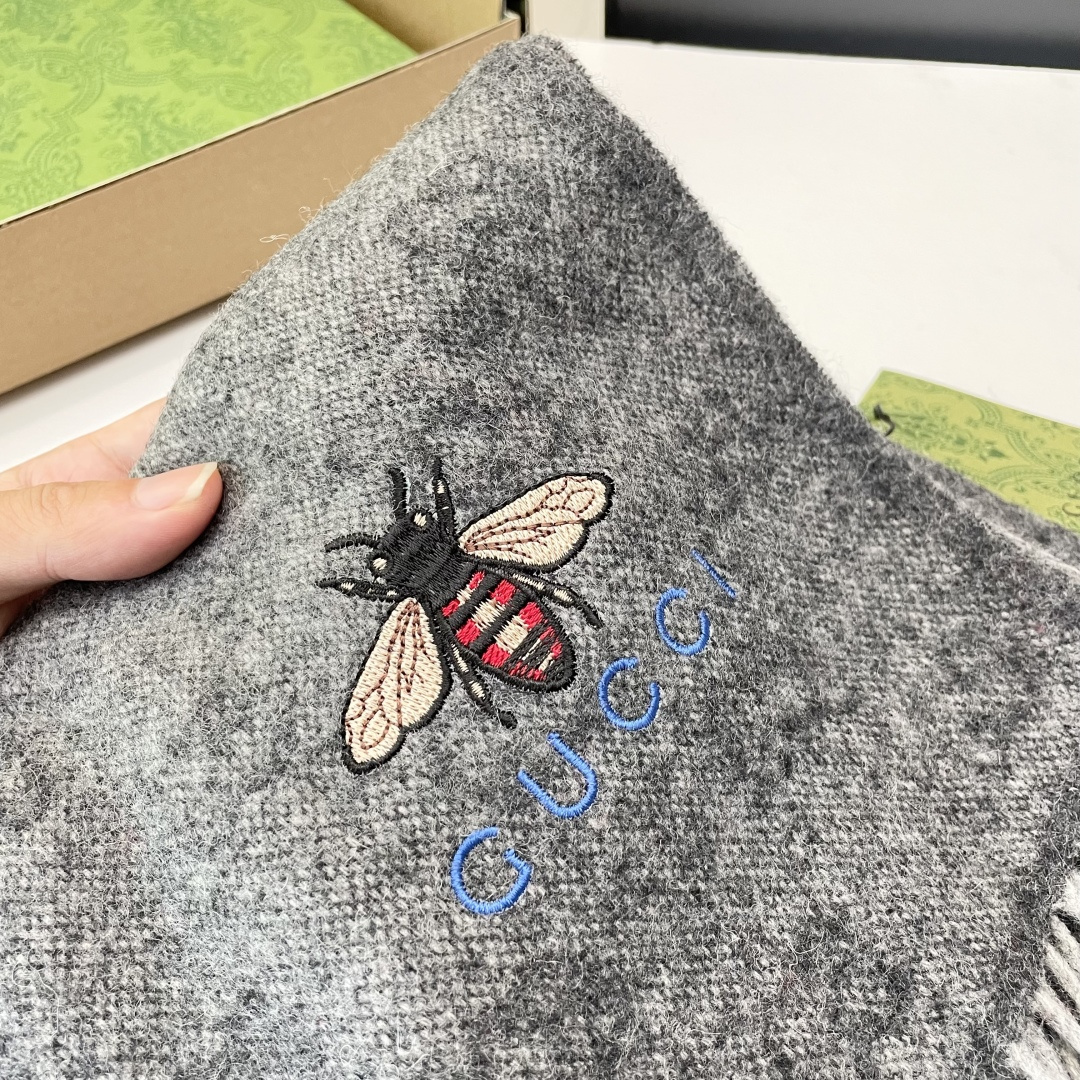 viP推荐👍Gucci专柜最新款‼️🔥爆款哦 😘💍实物真心美 🎀条纹小蜜蜂🐝💓💃🏻无论设计都是非常到位☀