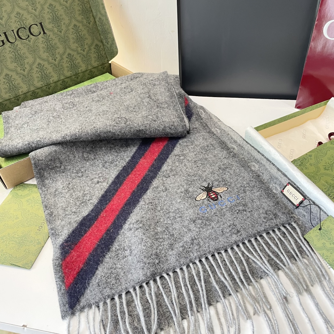 viP推荐👍Gucci专柜最新款‼️🔥爆款哦 😘💍实物真心美 🎀条纹小蜜蜂🐝💓💃🏻无论设计都是非常到位☀