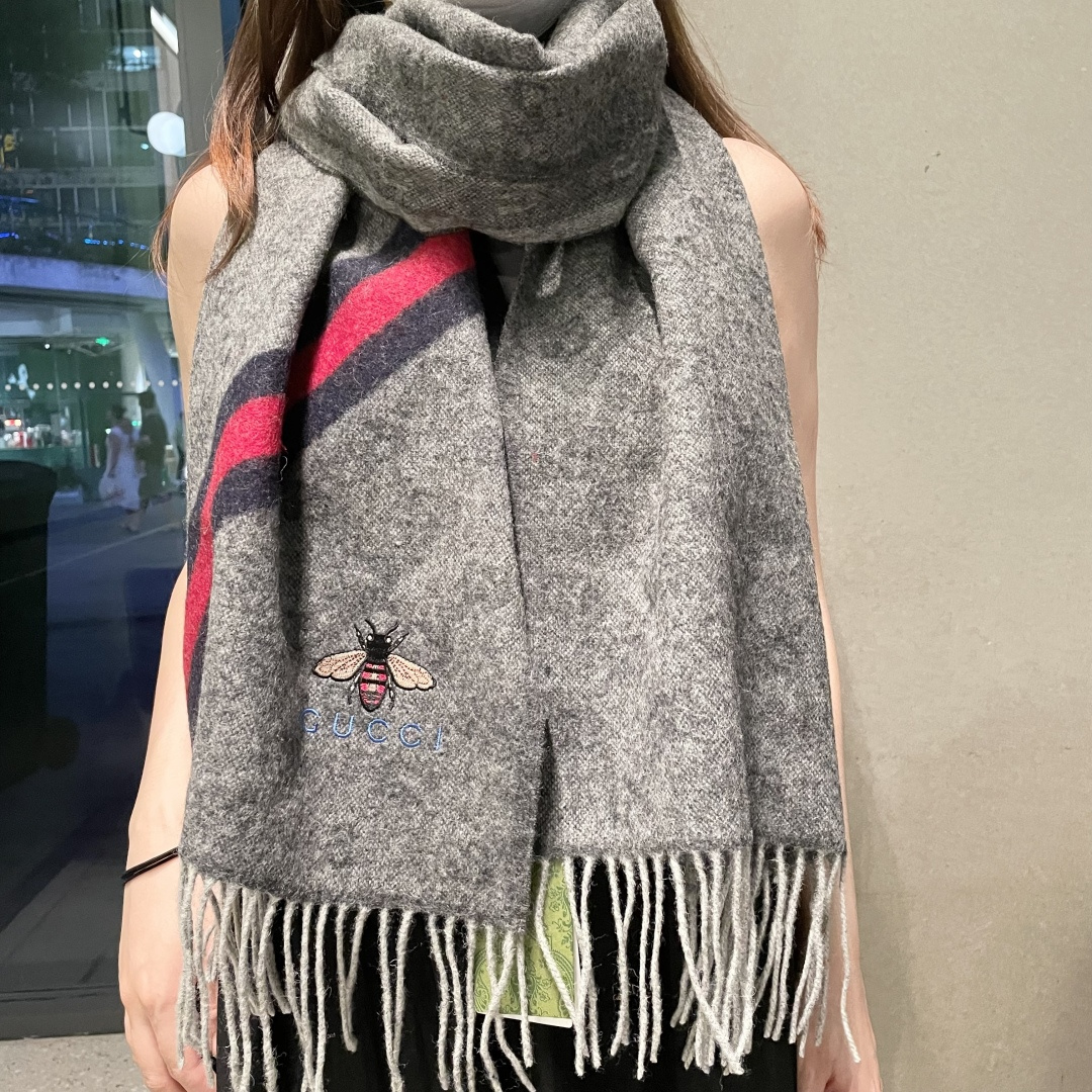 NO:554196,VIP recommends the latest hot style of Gucci counter. It is really beautiful. No matter the design, the striped bee is very well-detailed. You can see that the whole scarf gives people a big-name aura and is very exquisite and high-end. VIP recommends the new 35*200cm top cashmere long scarf, which is definitely worth buying. High version scarf, high version scarf, gucci19860909vip推荐Gucci专柜最新款爆款哦 实物真心美 条纹小蜜蜂无论设计都是非常到位细节都可见整个围巾给人大牌气场的同时又非常精致高端VIP推荐绝对值得入手的新款35＊200cm 顶级羊绒长巾.高版本围巾,高版本围巾,gucci,scarf