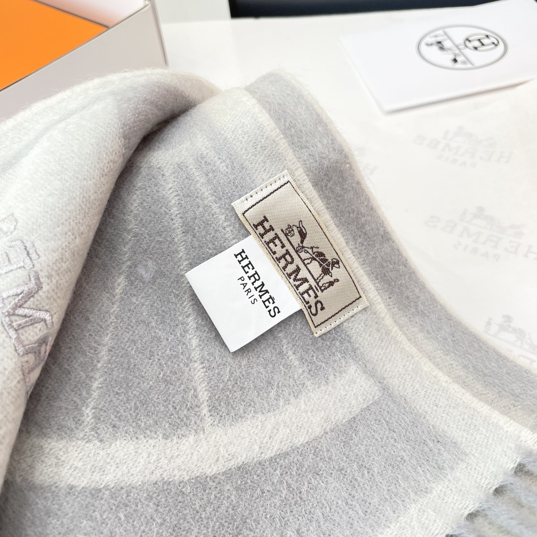 官网同款水波纹水羊绒 爱马仕❗👫同款围巾且买且珍惜羊绒款😍~都是出口订单所以比较难遇❤东西讲究少而精😍好