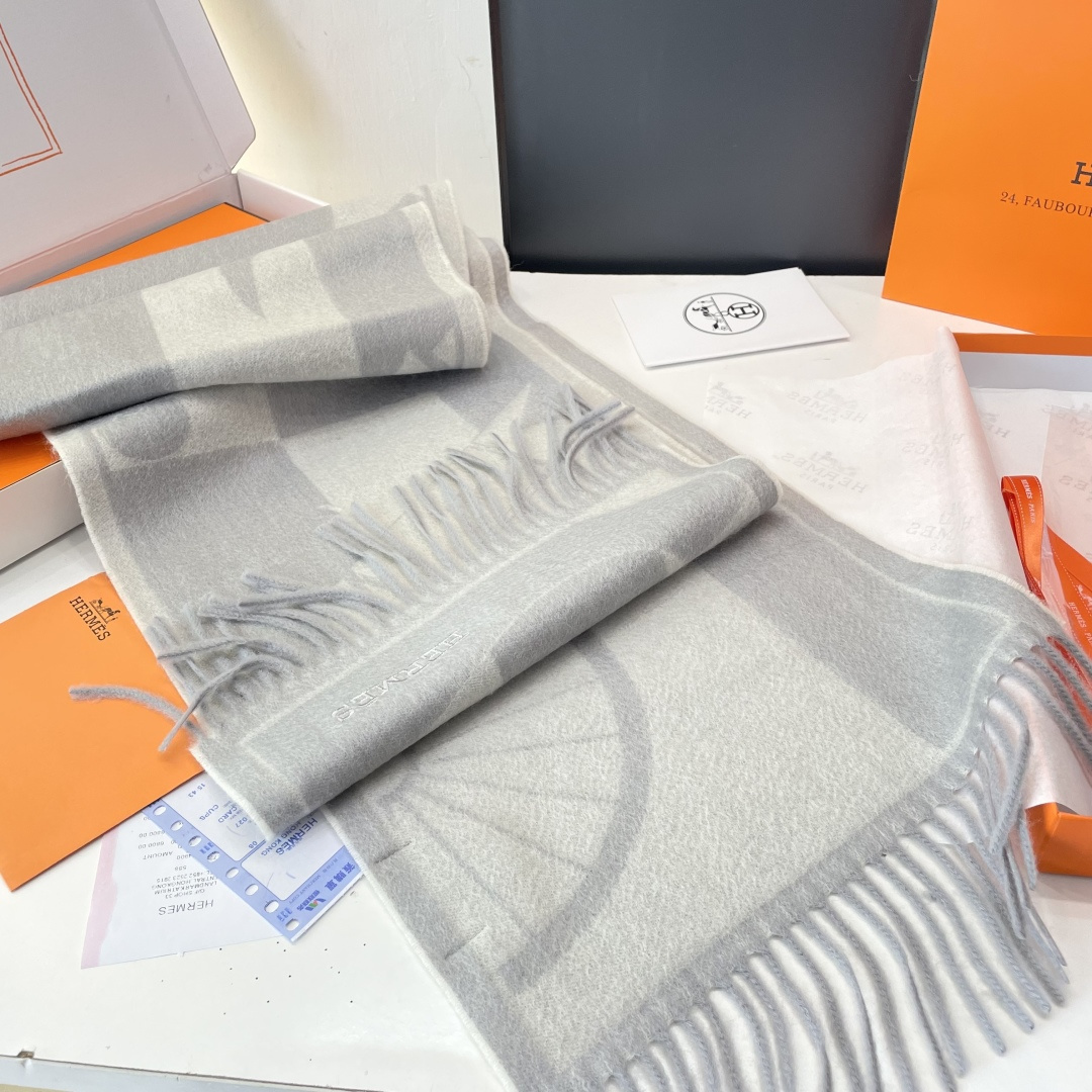 官网同款水波纹水羊绒 爱马仕❗👫同款围巾且买且珍惜羊绒款😍~都是出口订单所以比较难遇❤东西讲究少而精😍好