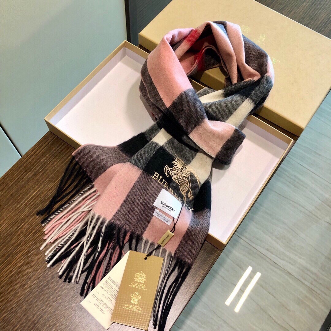 王牌口碑burberry经典羊绒格子围巾‼️专柜最新品相，目前专柜都换上了新标👍经典中的经典.全品相‼️