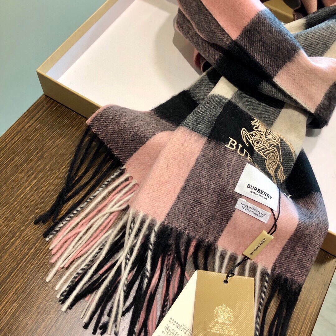 王牌口碑burberry经典羊绒格子围巾‼️专柜最新品相，目前专柜都换上了新标👍经典中的经典.全品相‼️