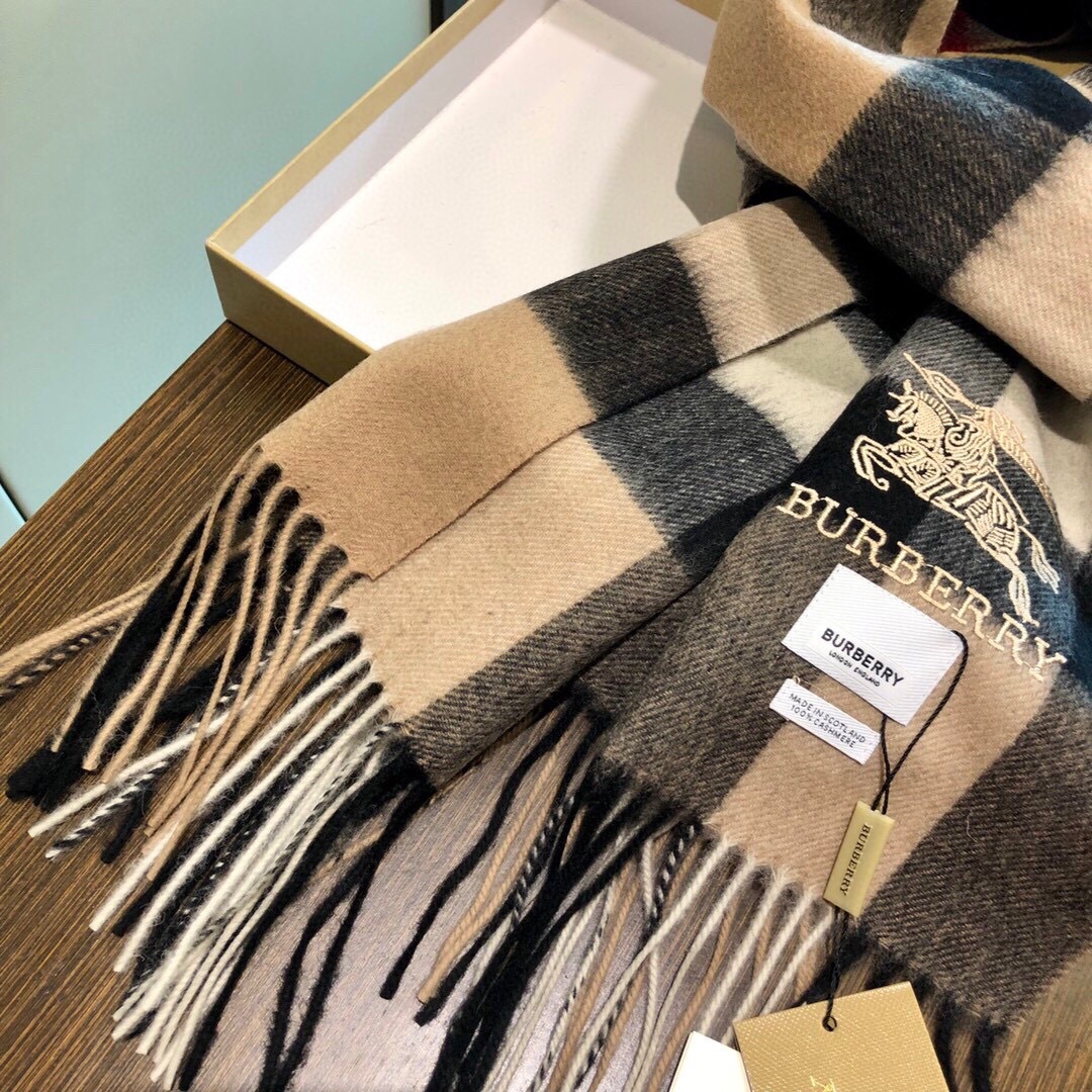 王牌口碑burberry经典羊绒格子围巾‼️专柜最新品相，目前专柜都换上了新标👍经典中的经典.全品相‼️