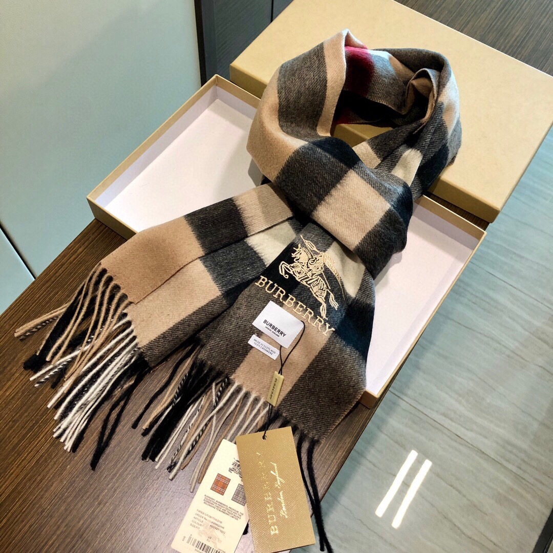 王牌口碑burberry经典羊绒格子围巾‼️专柜最新品相，目前专柜都换上了新标👍经典中的经典.全品相‼️