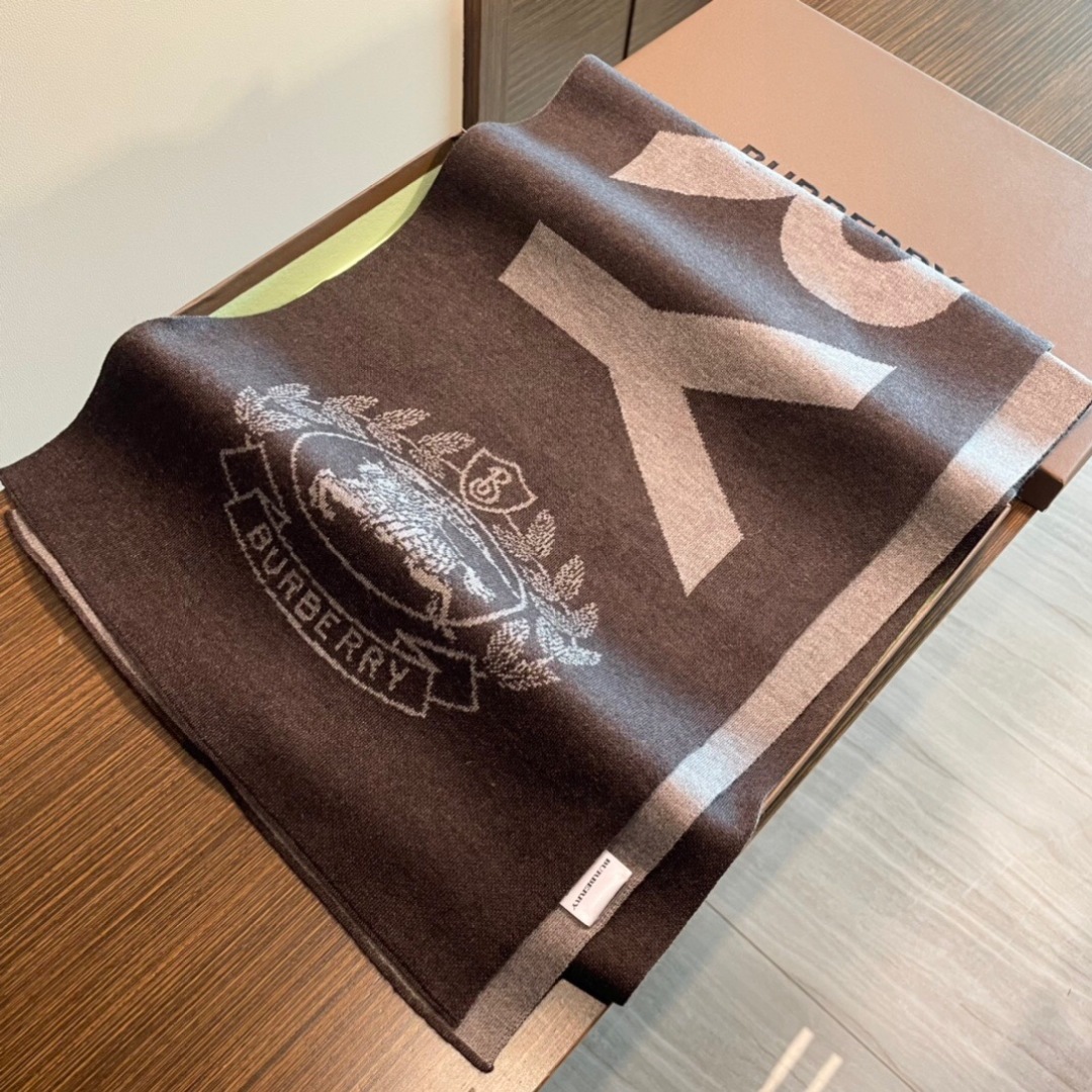 😍viP推荐👍巴宝莉2025专柜最新款围巾【顶级羊绒围巾】🔥爆款哦 😘💍实物真心美 🎀针织围巾配以精美l