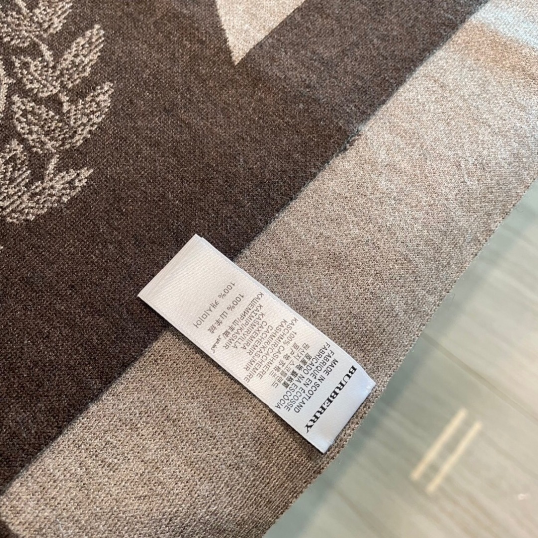 😍viP推荐👍巴宝莉2025专柜最新款围巾【顶级羊绒围巾】🔥爆款哦 😘💍实物真心美 🎀针织围巾配以精美l