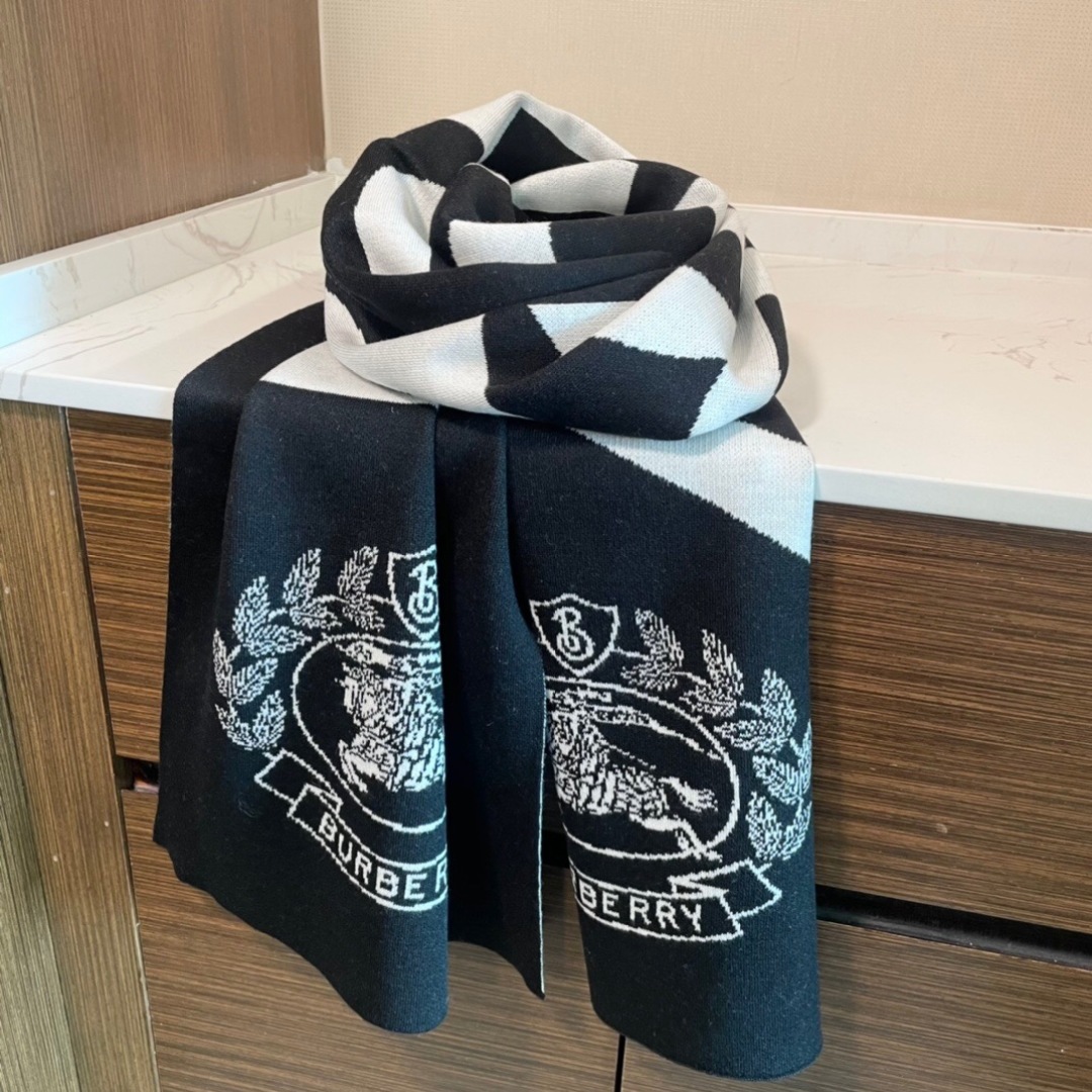 😍viP推荐👍巴宝莉2025专柜最新款围巾【顶级羊绒围巾】🔥爆款哦 😘💍实物真心美 🎀针织围巾配以精美l