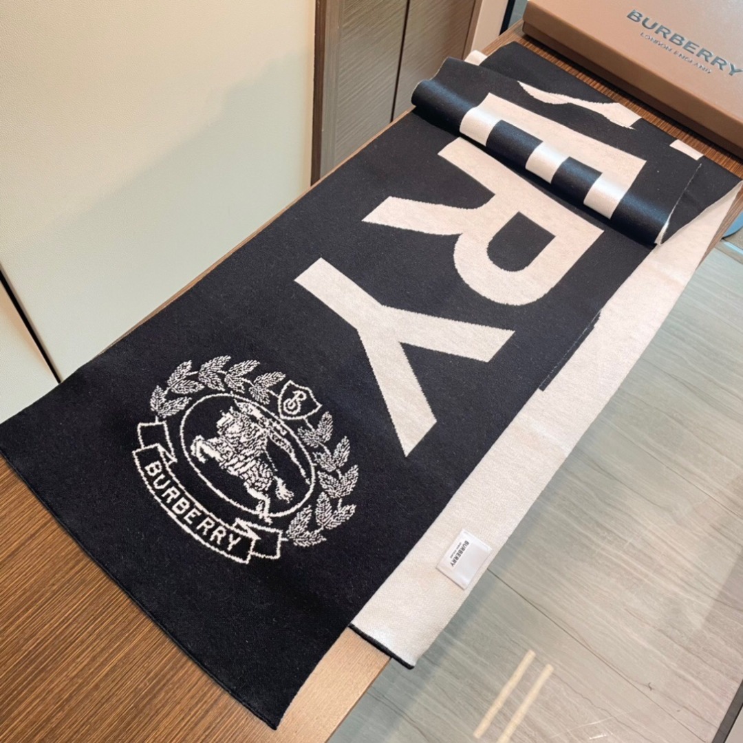 😍viP推荐👍巴宝莉2025专柜最新款围巾【顶级羊绒围巾】🔥爆款哦 😘💍实物真心美 🎀针织围巾配以精美l