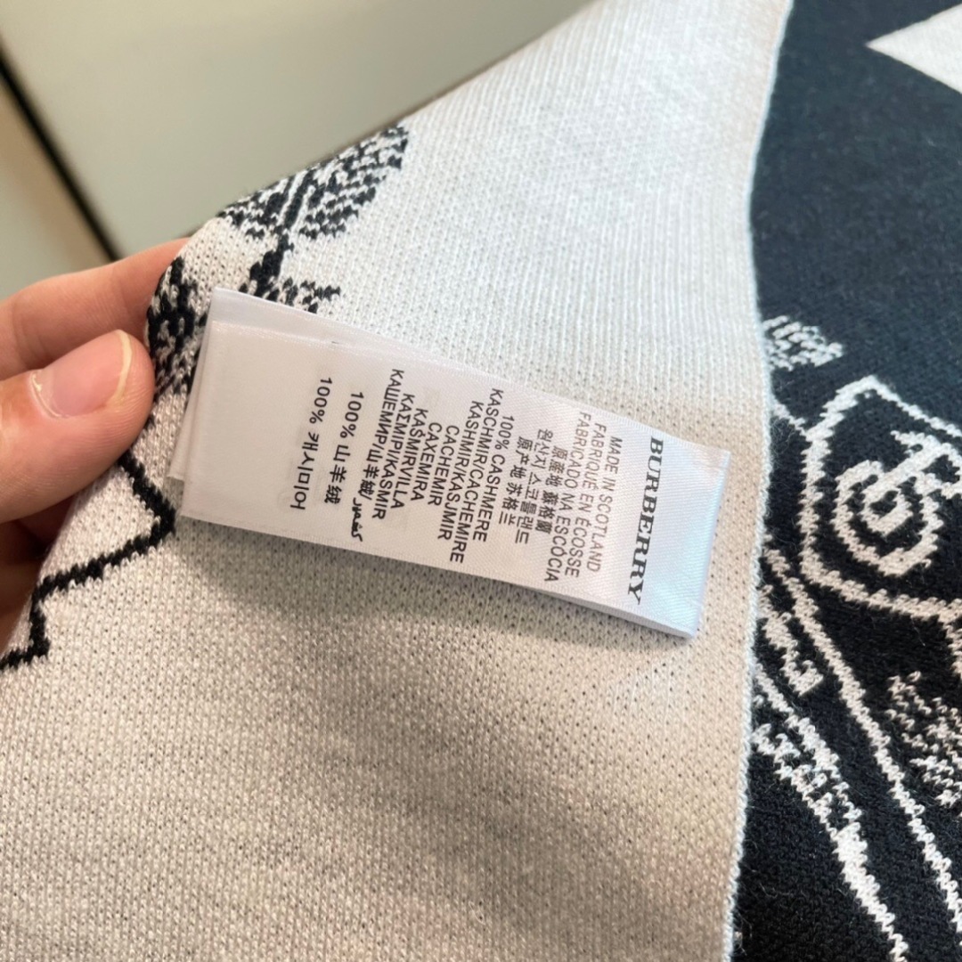 😍viP推荐👍巴宝莉2025专柜最新款围巾【顶级羊绒围巾】🔥爆款哦 😘💍实物真心美 🎀针织围巾配以精美l