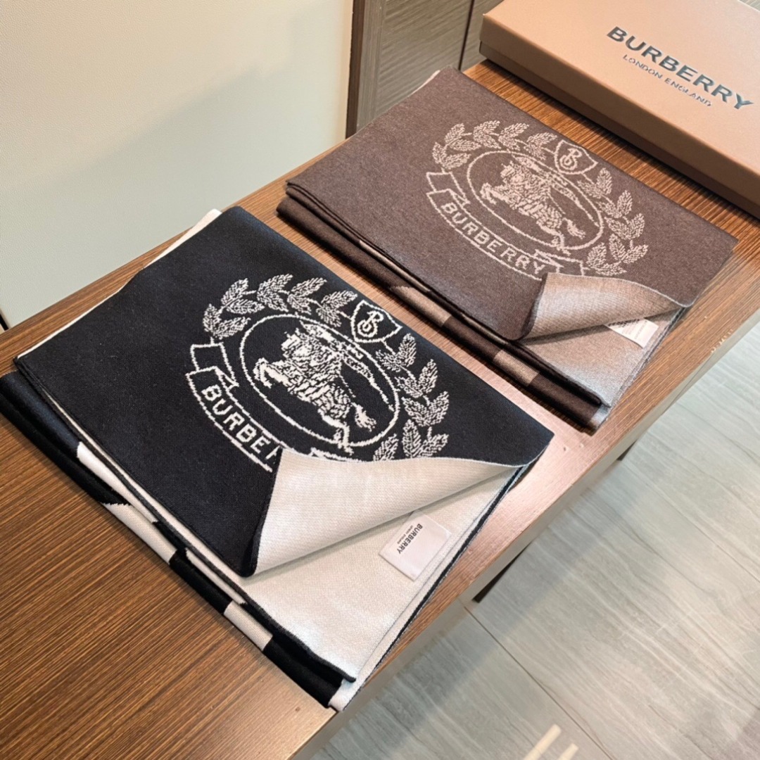 😍viP推荐👍巴宝莉2025专柜最新款围巾【顶级羊绒围巾】🔥爆款哦 😘💍实物真心美 🎀针织围巾配以精美l