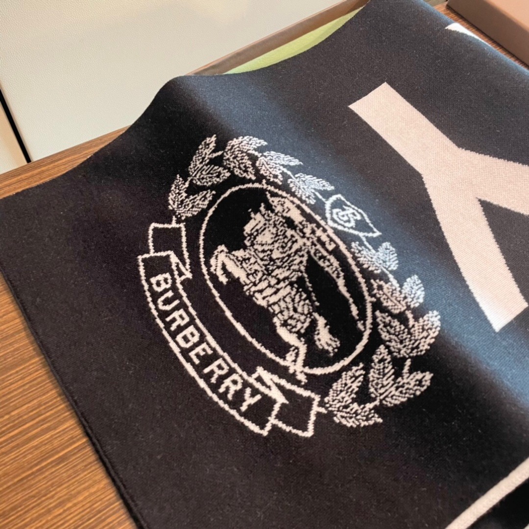 😍viP推荐👍巴宝莉2025专柜最新款围巾【顶级羊绒围巾】🔥爆款哦 😘💍实物真心美 🎀针织围巾配以精美l