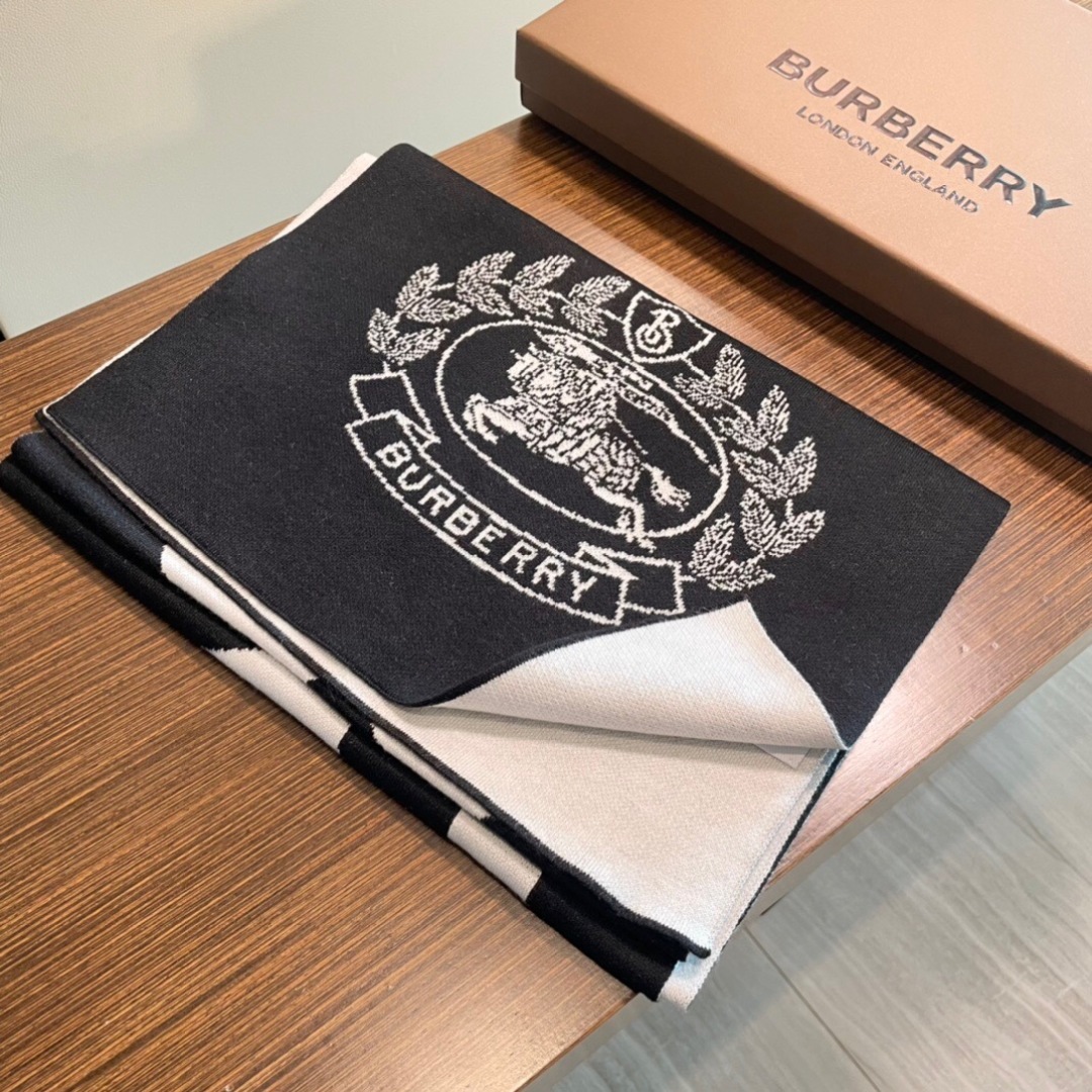 😍viP推荐👍巴宝莉2025专柜最新款围巾【顶级羊绒围巾】🔥爆款哦 😘💍实物真心美 🎀针织围巾配以精美l